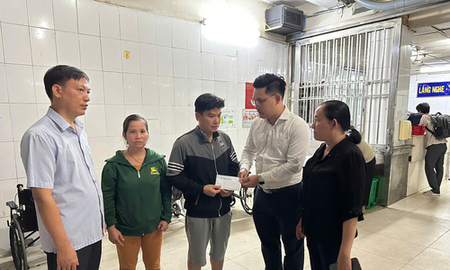 Đâm vợ con rồi tự sát