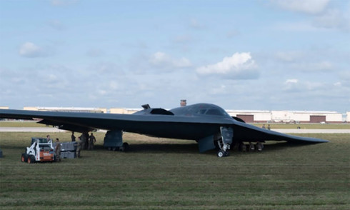 Hydraulic failure grounds $2 billion US bomber