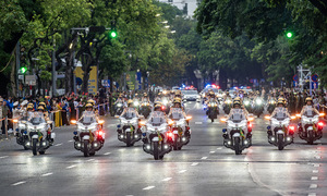 Hanoi police showcase skills in pre-dawn Hoan Kiem Lake display