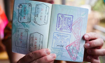 Du khách lưu luyến dấu mộc hộ chiếu giữa thời du lịch số hóa