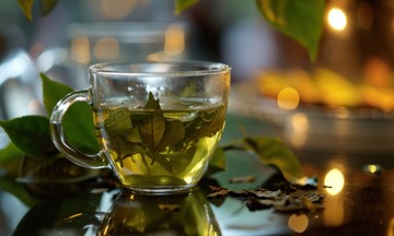 Súc họng bằng nước trà xanh có giảm mắc cúm?