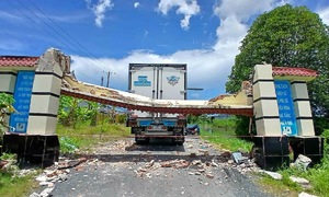 Truck pulls down welcome arch in Ca Mau