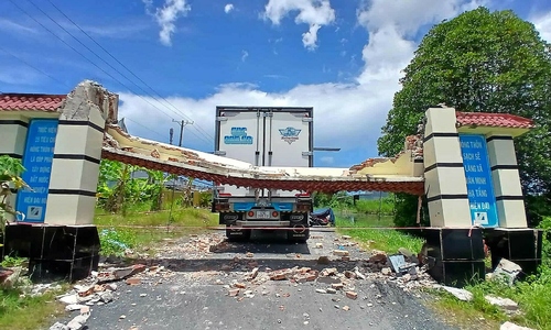 Ôtô tải kéo sập cổng chào ở Cà Mau