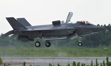 Nhật Bản lần đầu sở hữu tiêm kích F-35 hạ cánh thẳng đứng