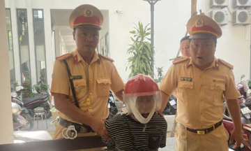 Tài xế công nghệ lao xe vào chốt CSGT thoát khỏi khách 'ngáo đá'