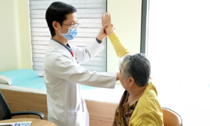 Elderly woman undergoes double shoulder replacement after minor fall