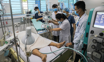 'Bão cytokin' khiến sốt xuất huyết quật ngã người trẻ