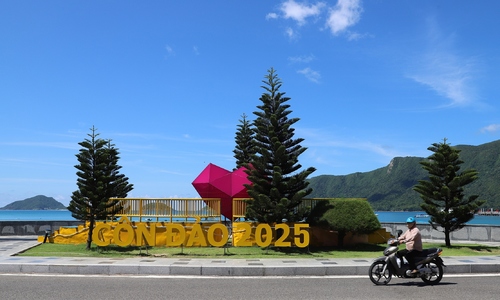Ho Chi Minh City chairman: Develop Con Dao into a model green island