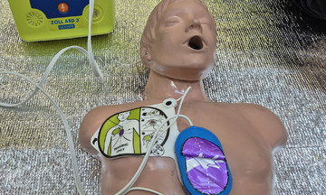 Máy sốc tim tự động nơi công cộng - 'vũ khí' cứu người thời điểm vàng