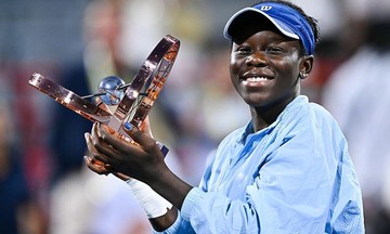 Tay vợt 18 tuổi thắng bốn nhà vô địch Grand Slam để đăng quang