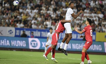 Tiền đạo cao hơn 2 m gây sốt ở Siêu cup Quốc gia 2024-2025