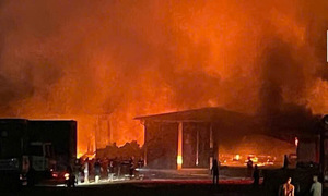 Fire engulfs 1,000 square meter scrap yard near residential area in TP HCM