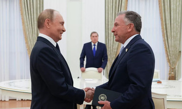 Báo Mỹ nói ông Putin tặng huân chương cho con trai quan chức CIA