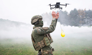 Anh dùng drone thả bóng nước để huấn luyện lính Ukraine