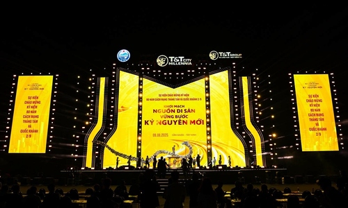 Đại nhạc hội tại T&T City Millennia trước giờ khai mạc