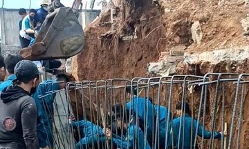 Công nhân bị vùi lấp khi thi công tường trụ sở xã