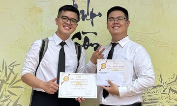 Đôi bạn thân lớp chuyên Toán cùng tốt nghiệp thủ khoa trường Y
