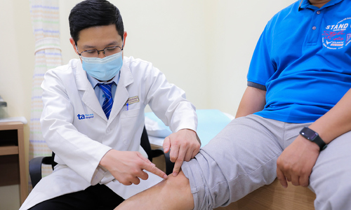 Why do knees hurt when playing pickleball?