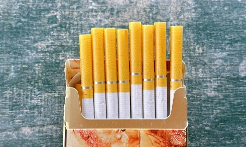 5 tác hại của thuốc lá với mắt