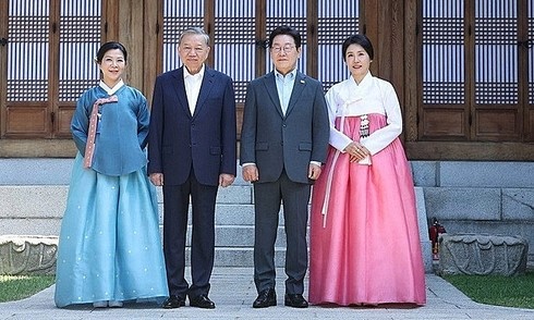 General Secretary To Lam and his wife attend tea party in South Korea