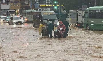Đà Lạt ngập sâu sau mưa lớn