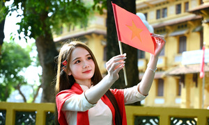 Nô nức chụp ảnh với áo dài trước Lăng mừng Quốc khánh