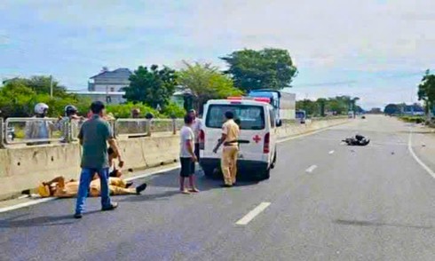 Traffic police lieutenant struck by motorbike on highway