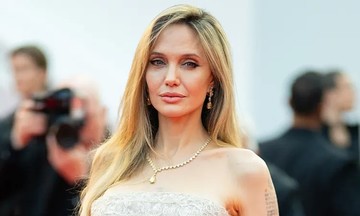 Angelina Jolie bán nhà