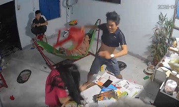 Người phụ nữ bị anh trai quật ghế tới tấp vào đầu
