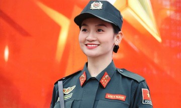 Sắc vóc nữ đại úy gây sốt trong tình huống bắt 'quái xế'