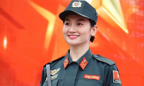 Sắc vóc nữ đại úy gây sốt trong tình huống bắt 'quái xế'