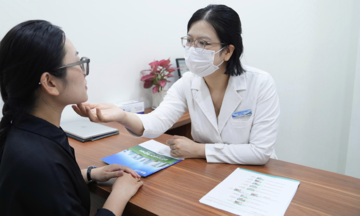 Có cần tẩy trang khi thoa lại kem chống nắng?