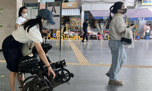 Hanoi Metro discourages bringing lithium-ion battery-powered folding bikes on trains