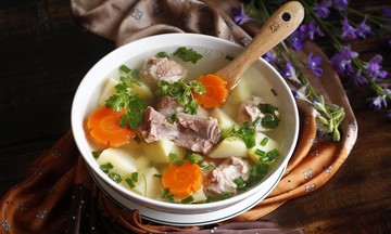 Có nên đậy vung khi hầm xương?