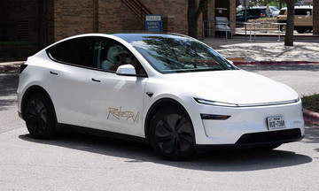 Tesla thuê tài xế thử nghiệm robotaxi