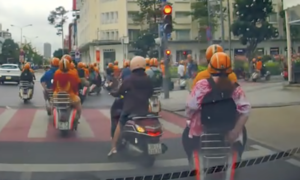 Tourist group on scooters fined for running red light in Ho Chi Minh City