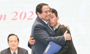 Prime minister embraces village head who saved 90 from floods