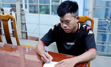 Chủ nợ bắt người vay chụp ảnh khỏa thân để làm tin