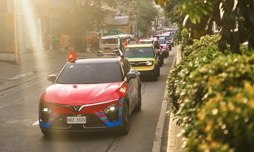 Dàn xe điện VinFast gây chú ý trên đường phố Philippines
