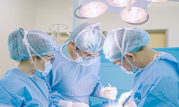 Baby born from uterus patched with synthetic mesh