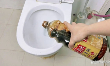 Tại sao nên nhỏ nước tương vào bồn cầu?