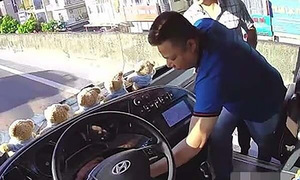Driver charged after removing bus key on Hanoi ring road