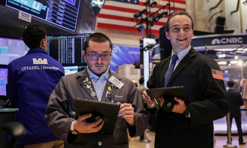 US stocks hit second consecutive record high