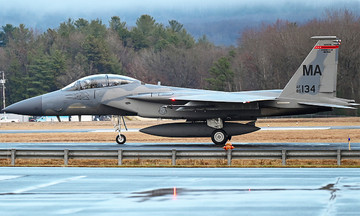Ghế phóng kích hoạt, hành khách văng khỏi tiêm kích F-15 Mỹ