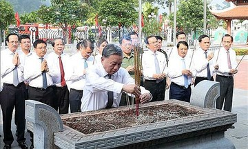 Tổng Bí thư Tô Lâm gặp gỡ nhân dân, dâng hương tại Tân Trào