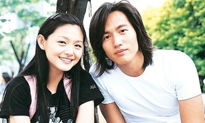 Jerry Yan mourns Barbie Hsu at her gravesite