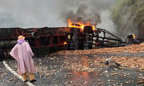 Truck collision and fire on Mang Yang pass