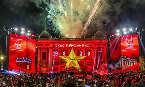 Art performance relives Hanoi's historical moments