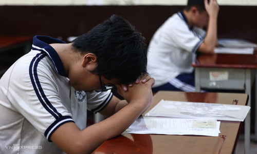 Top high schools in Ho Chi Minh City struggle to fill seats in supplementary round