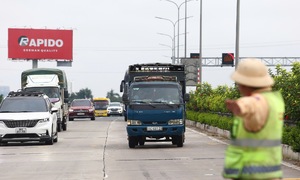 Traffic police educate drivers on new lane restrictions